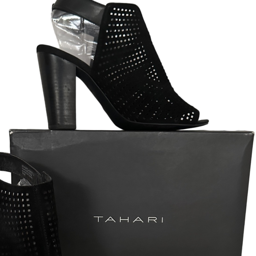 Tahari Margaret Sandal